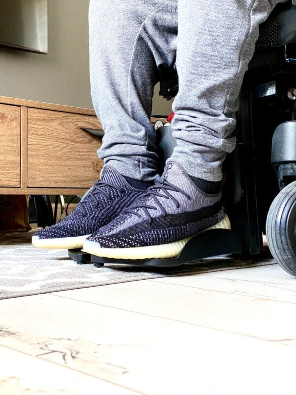 Yeezy 350 V2 Carbon on feet, photo by Reddit user u/walkingishard