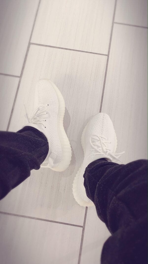 Yeezy 350 V2 Cream on feet, photo by Reddit user u/xxEnVii