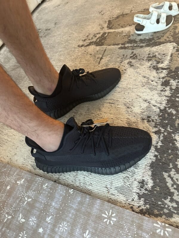 Yeezy 350 V2 Onyx, photo by Reddit user u/AlexSmythe