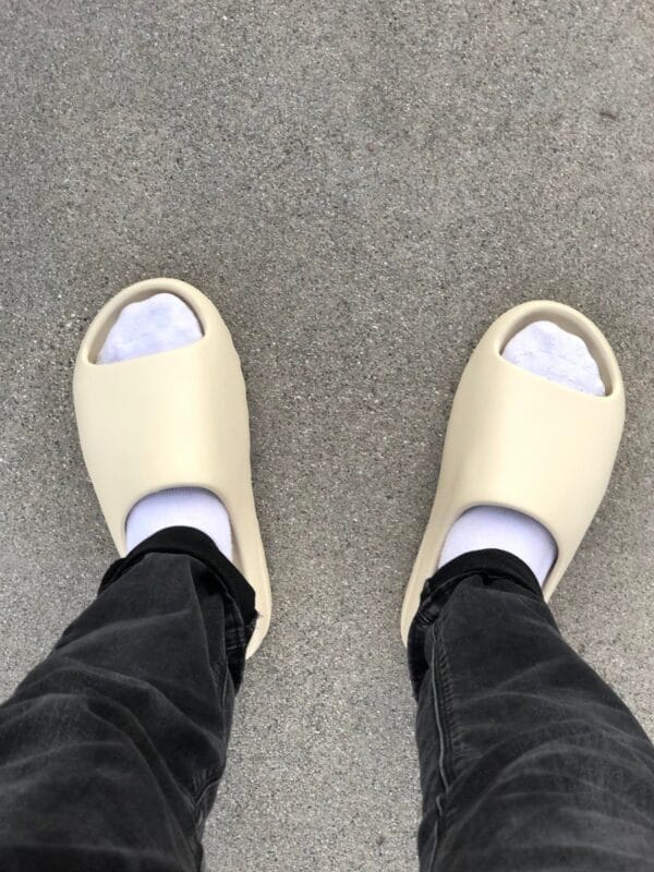 Yeezy Slide Bone on feet, photo by Reddit user u/brokejson