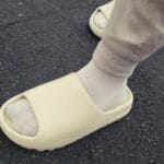 Yeezy Slide Bone on feet, photo by Reddit user u/KllrQuxxn
