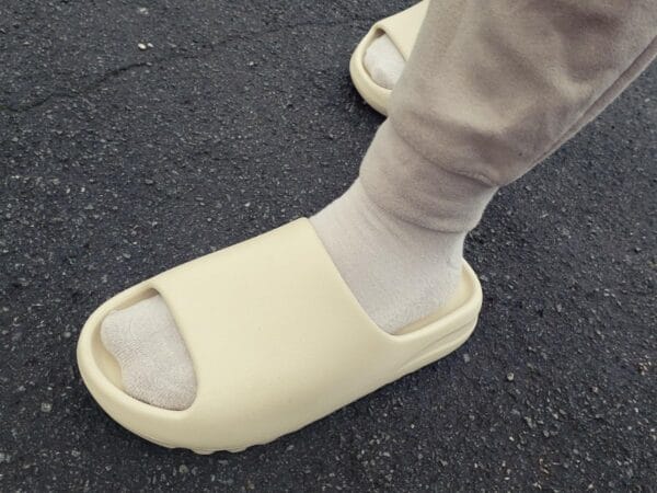 Yeezy Slide Bone on feet, photo by Reddit user u/KllrQuxxn