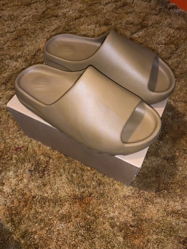 Yeezy Slide Ochre on feet, photo by Reddit user u/YNGxGB