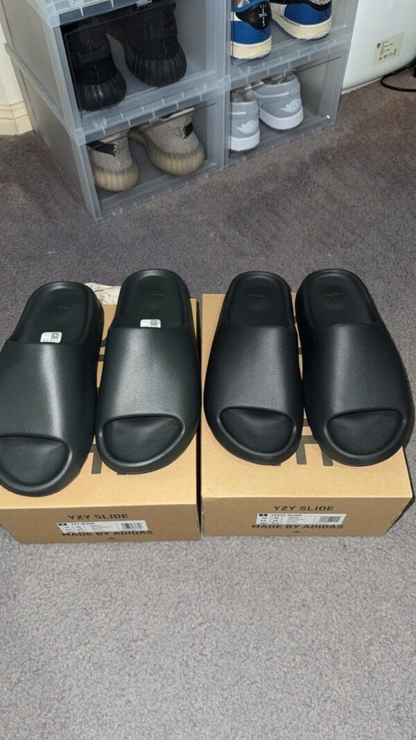 Yeezy Slide Onyx on feet, photo by Reddit user u/borklazer2