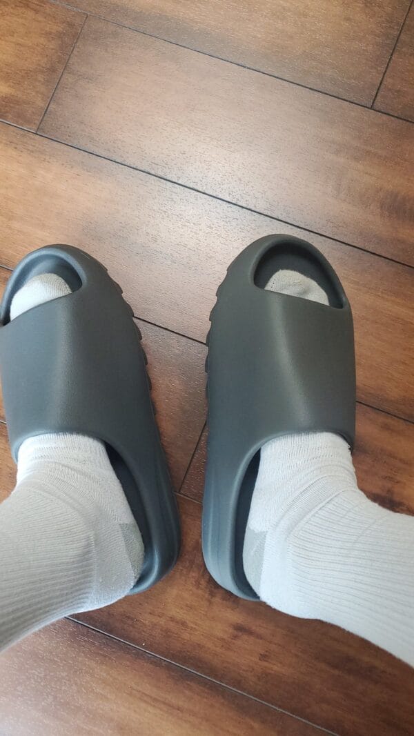Yeezy Slide Slate Grey on feet, photo by Reddit user u/Hurricane0109